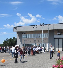 In questa immagine si vede la sede principale dell'azienda Tower Light che si occupa di realizzare Torri Faro, Motopompe e Dust Fighter durante una esposizione delle ultime torri faro prodotte.